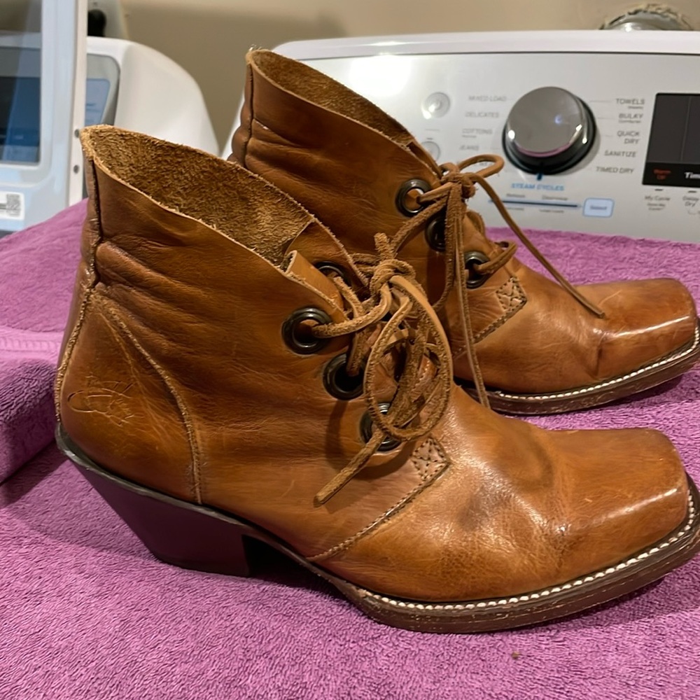 John Fluevog Simon ankle boots
Size 8
Good condition